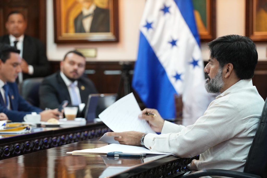 Ex fiscal general del Ministerio Público impugna su destitución de parte del CN