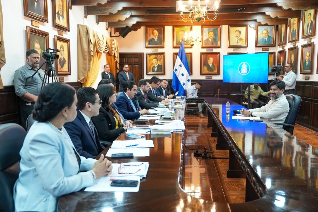 Fiscal General comparece ante comisión del Congreso Nacional por juicio político