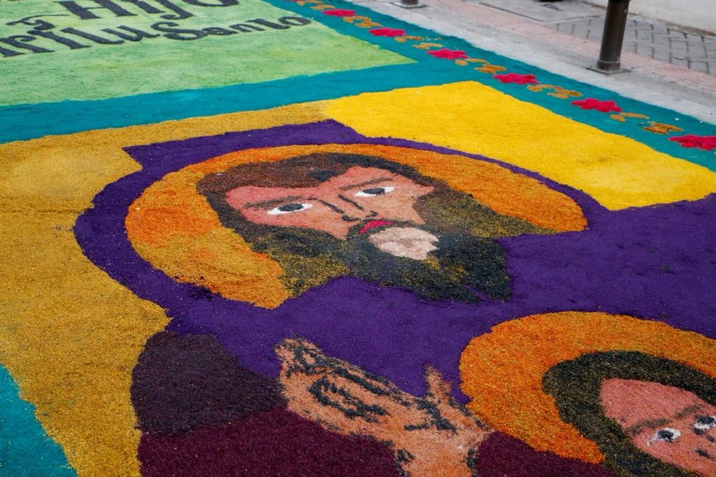 Alfombras y devoción marcan el Santo Entierro en Tegucigalpa
