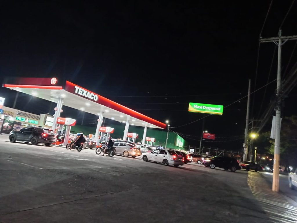 Largas filas de vehículo el fin de semana en busca de combustibles previo al alza de este lunes