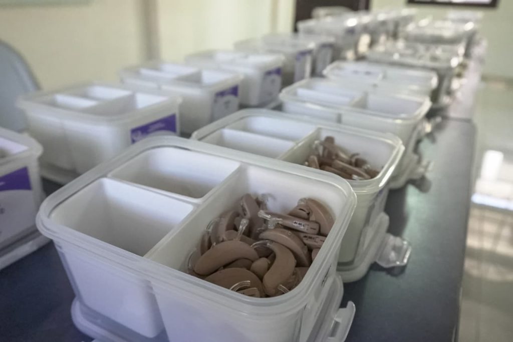 CN entrega prótesis auditivas a 35 niños y adultos de la zona sur del país