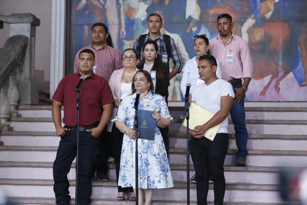 Gobierno otorga histórica mejora salarial a maestros Proheco del país