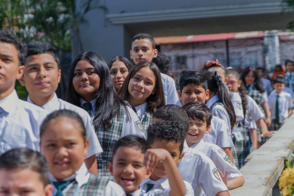 Autoridades educativas toman medidas para estudiantes por factores de contaminación