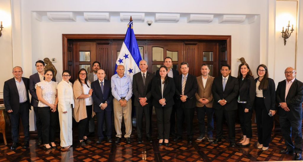 Para buscar facilitar a hondureños el acceso a medicamentos el presidente Asfura se reúne con farmacéuticos