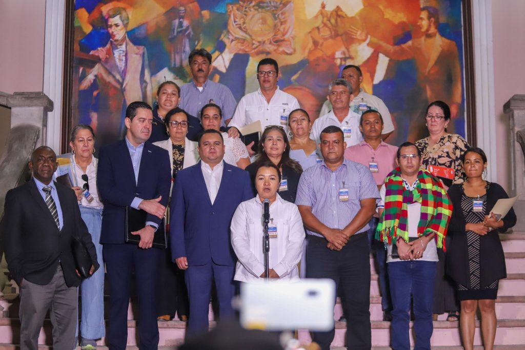 Avanza diálogo entre el Gobierno y las bases del magisterio con propuestas para los docentes hondureños