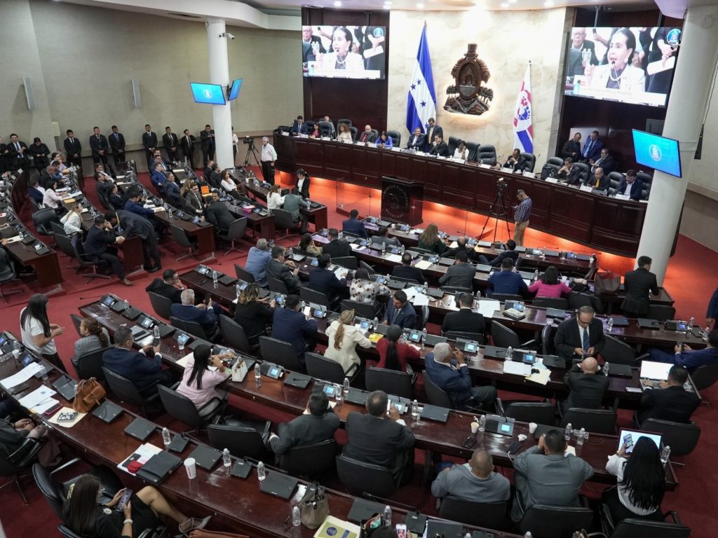 «Este Congreso no va a hacer nada para censurar la labor de la prensa», afirma Zambrano
