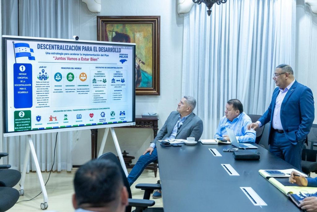Gobierno y municipalidades acuerdan proyectos viales, turísticas y de emergencia para desarrollo de Tela