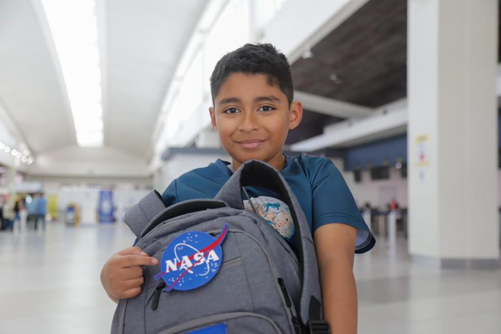 André Enoc parte hacia campamento de la NASA a participar en programa de formación espacial