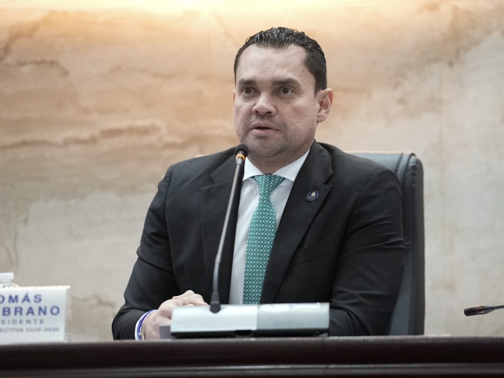 Presidente del CN convoca a sectores en disputa por servicio de taxis a diálogo con Legislativo