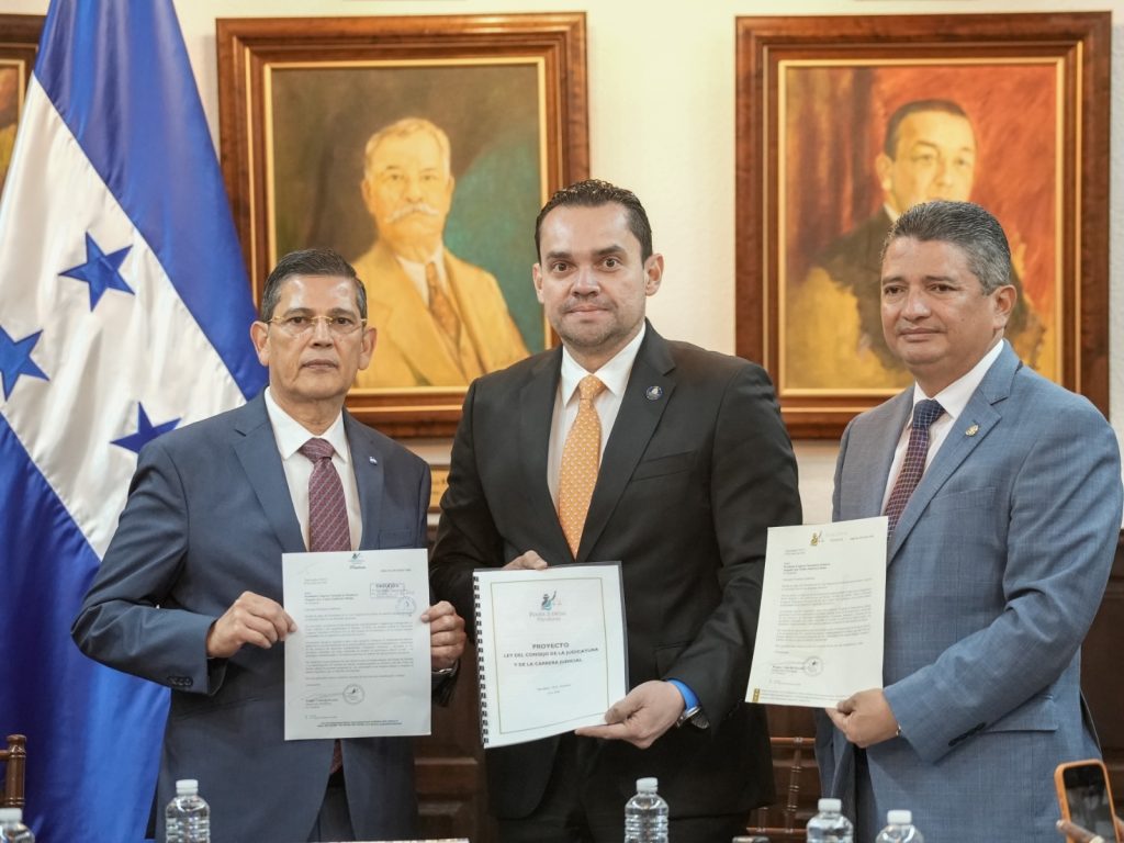 CSJ entrega al Congreso la iniciativa de Ley de la Judicatura y la Carrera Judicial