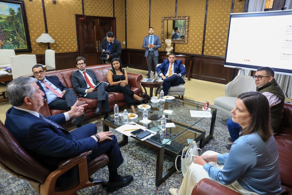 Gobierno y el BID impulsan herramienta de inteligencia artificial para agilizar trámites y modernizar el Estado