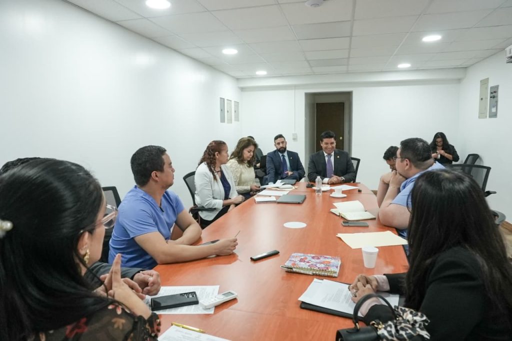 Legislativo estudiará propuestas de beneficio para microbiólogos