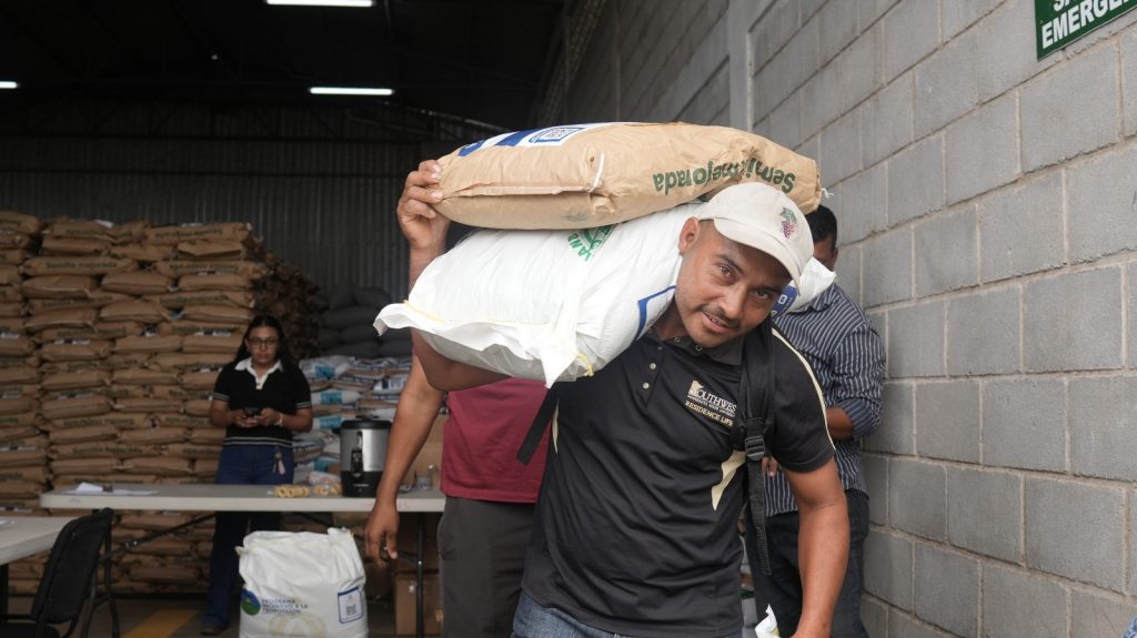 Más de cien productores de El Paraíso reciben incentivos para fortalecer la producción de frijol