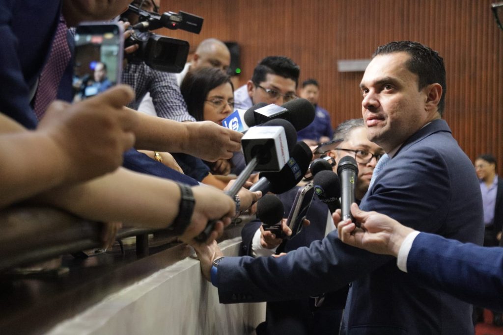 “No existe privatización, no se vende la ENEE”, expresó Zambrano a la prensa