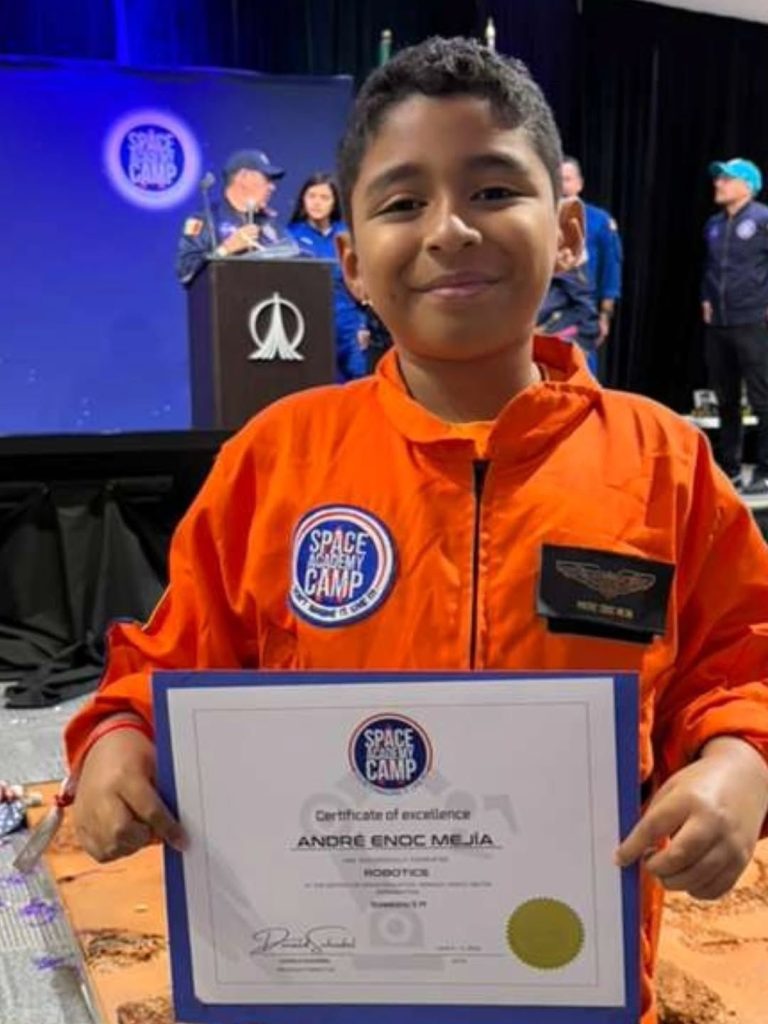 André Enoc regresa de la NASA con la misión de impulsar la ciencia entre los niños hondureños