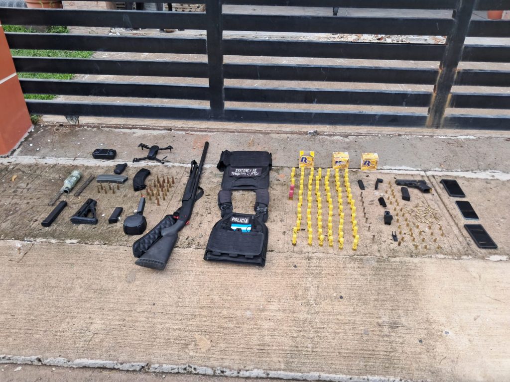 DPI a través de la DAET decomisa armamento y uniformes policiales durante captura ejecutada en Choluteca