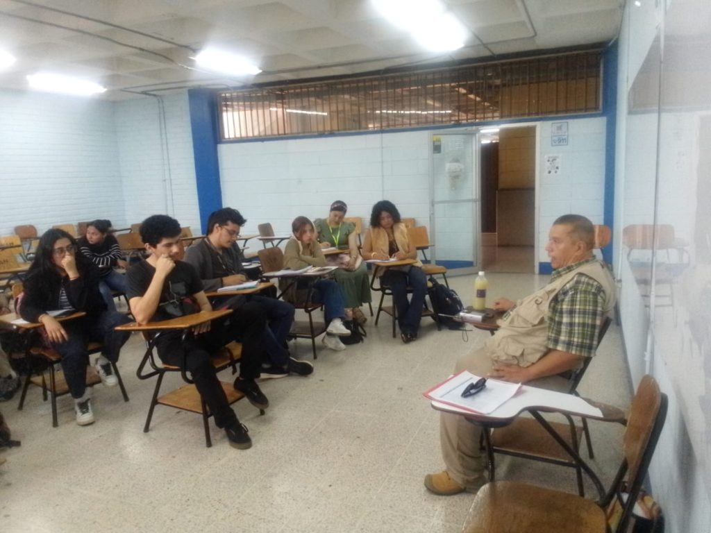 Director de «Prensa Verde» imparte charla a estudiantes de Introducción al Periodismo en la UNAH