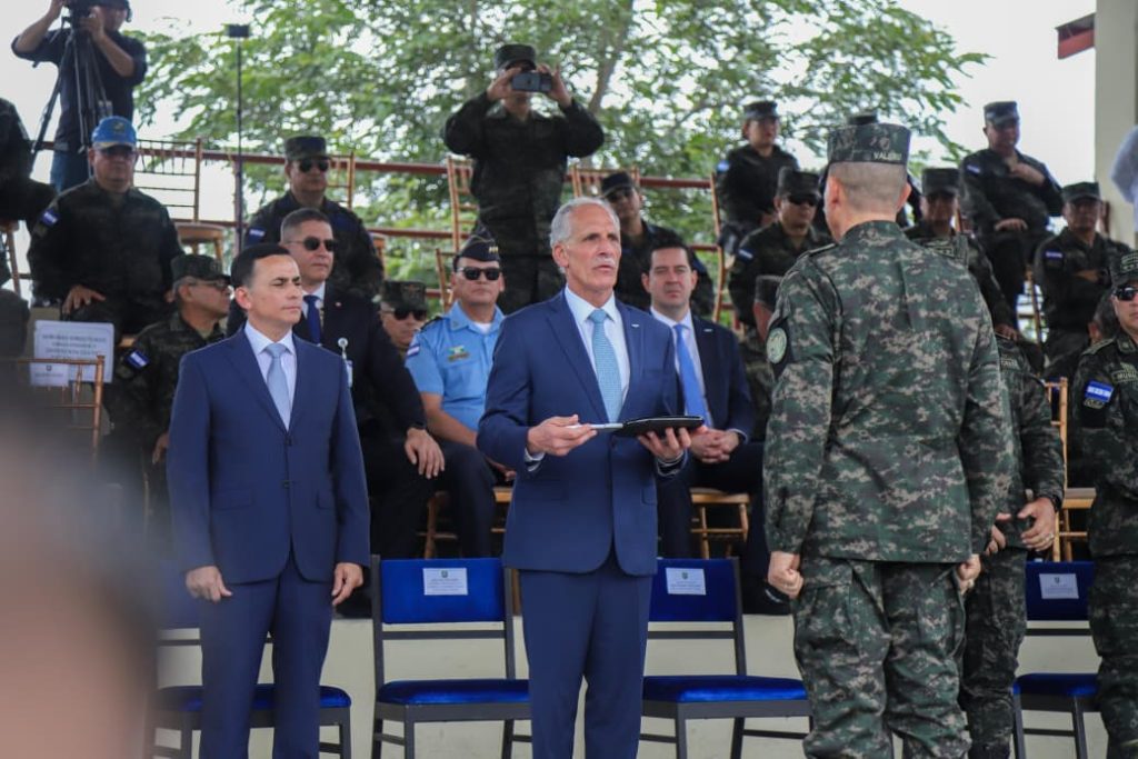Gobierno entrega 200 patrullas y 142 motocicletas a la Policía Militar para fortalecer el combate al crimen y reforzar la seguridad