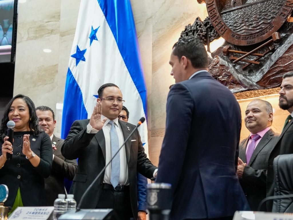 Asumen autoridades interinas de CNE y UFTF tras juramentación por el Congreso