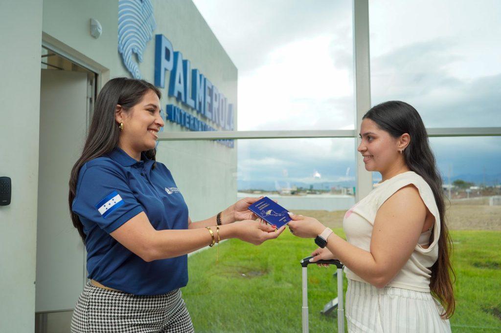 Migración reporta emisión de más de 950 pasaportes en aeropuertos