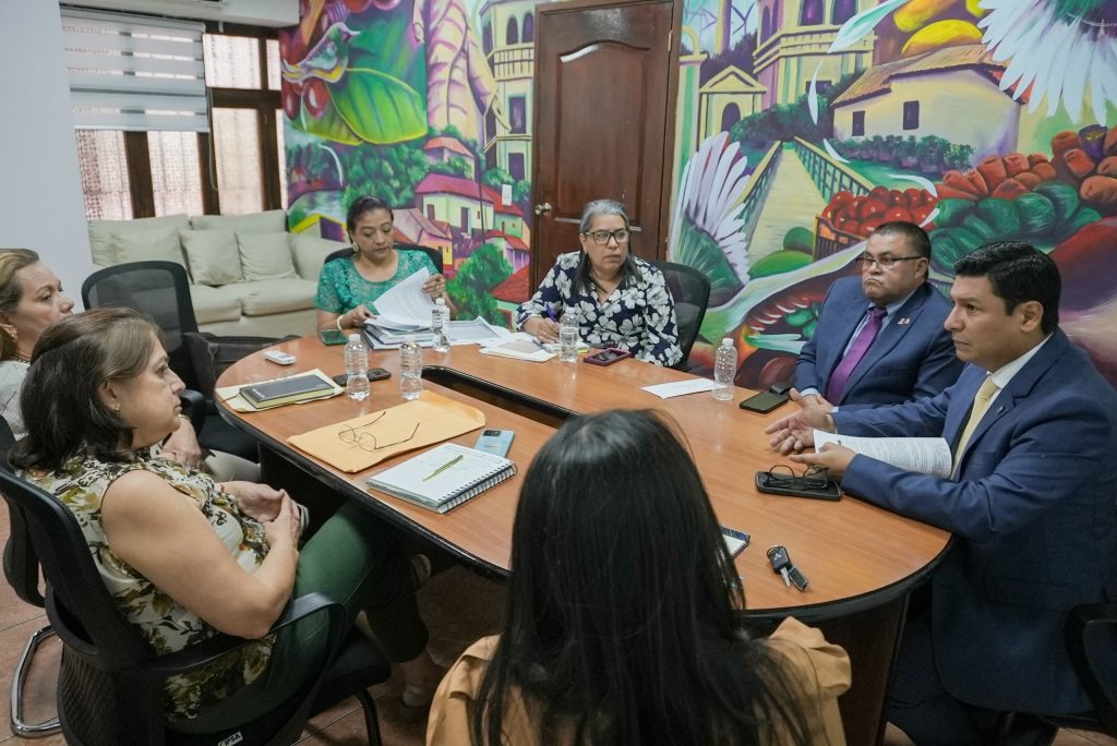 Comisión de Salud respalda a laboratorios privados para agilizar renovación de licencias sanitarias