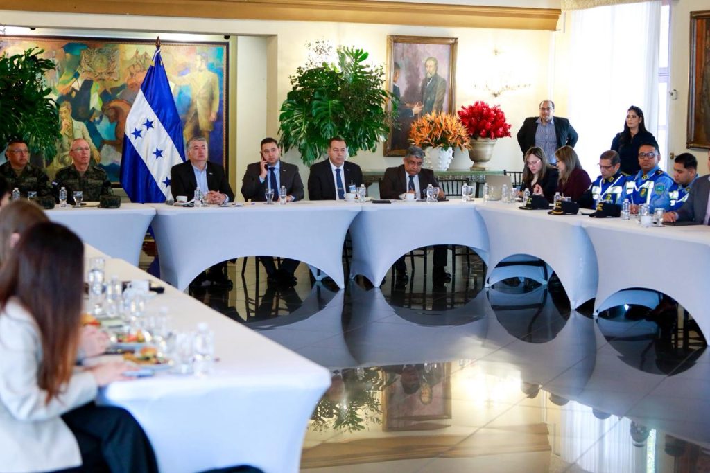 Gobierno acelera implementación de placas inteligentes para fortalecer la seguridad en el país