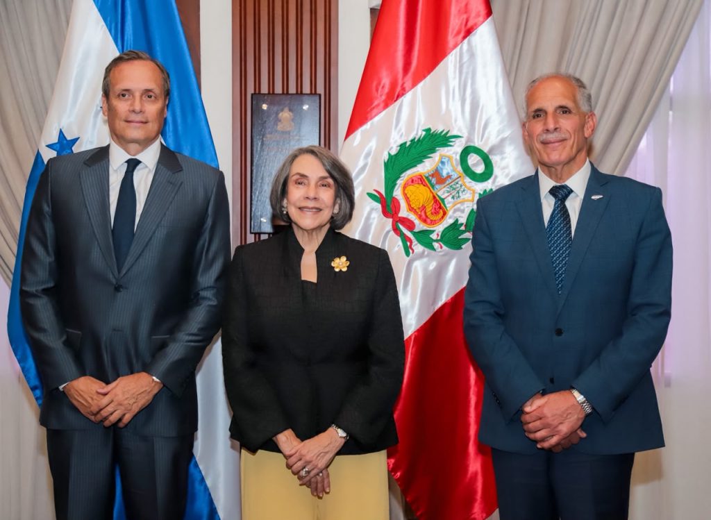 Presidente Asfura recibe cartas credenciales de nuevos embajadores de Perú y Corea