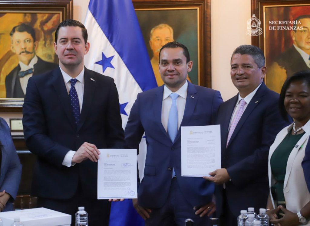 Ministro de Finanzas entrega al CN Proyecto de Presupuesto 2027 por valor de L. 455,374 millones
